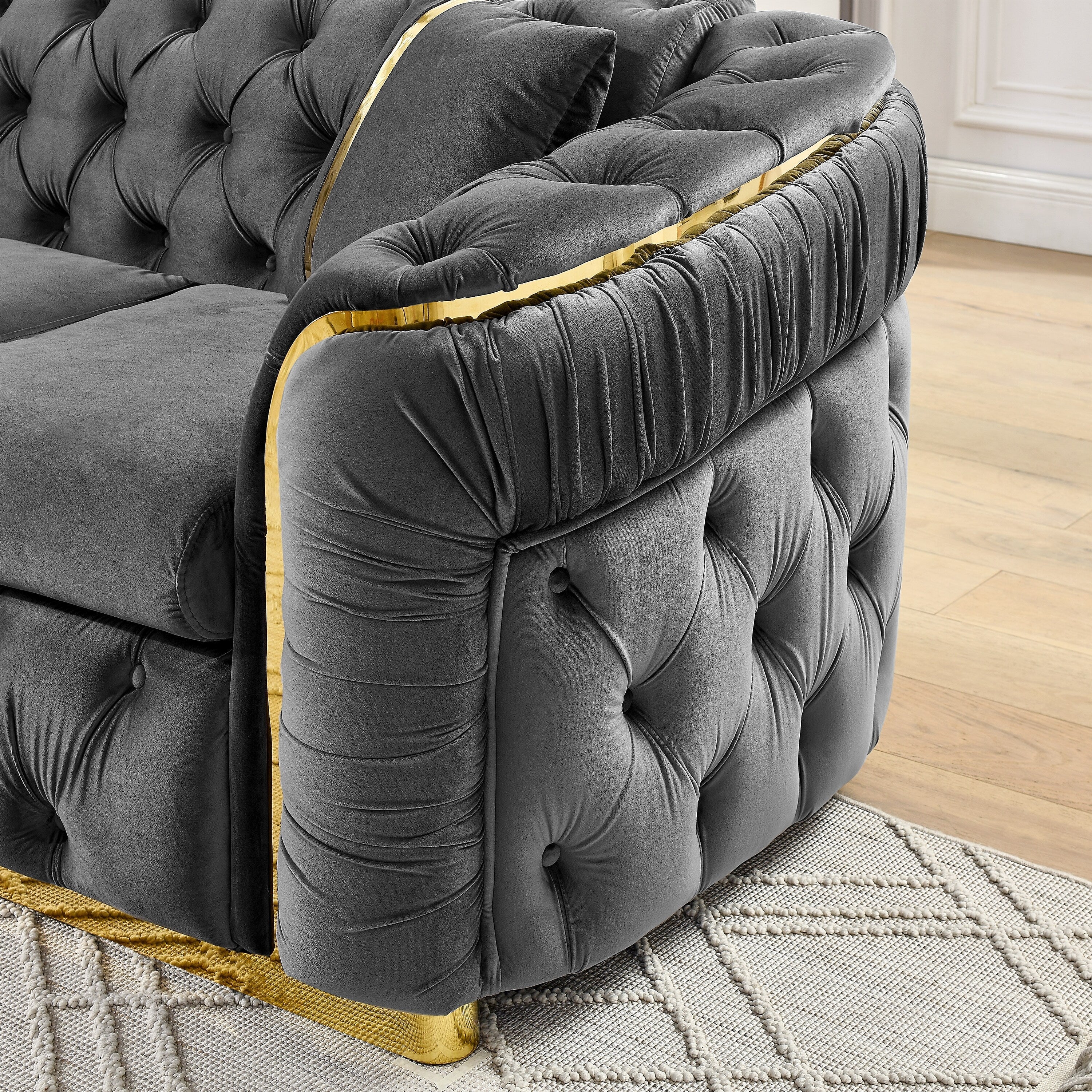 Canapé 3 places Velvet 90,6 po avec 2 oreillers, coussins haute densité, accents dorés et oreillers