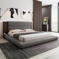 Lit rembourré King Gray Floor à profil bas avec tête de lit en bois étendue, étagères de chevet intégrées