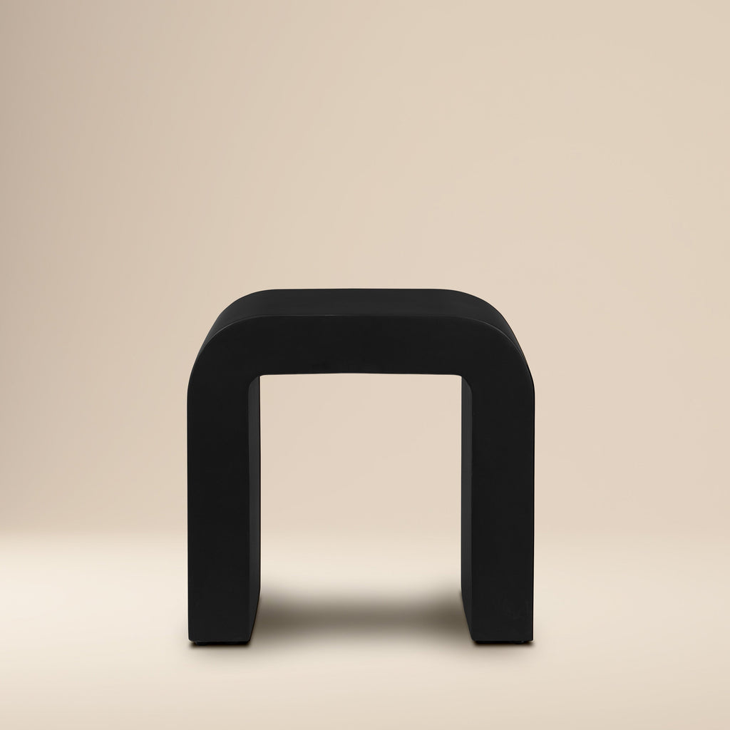 Table d'appoint fer à cheval | Béton noir