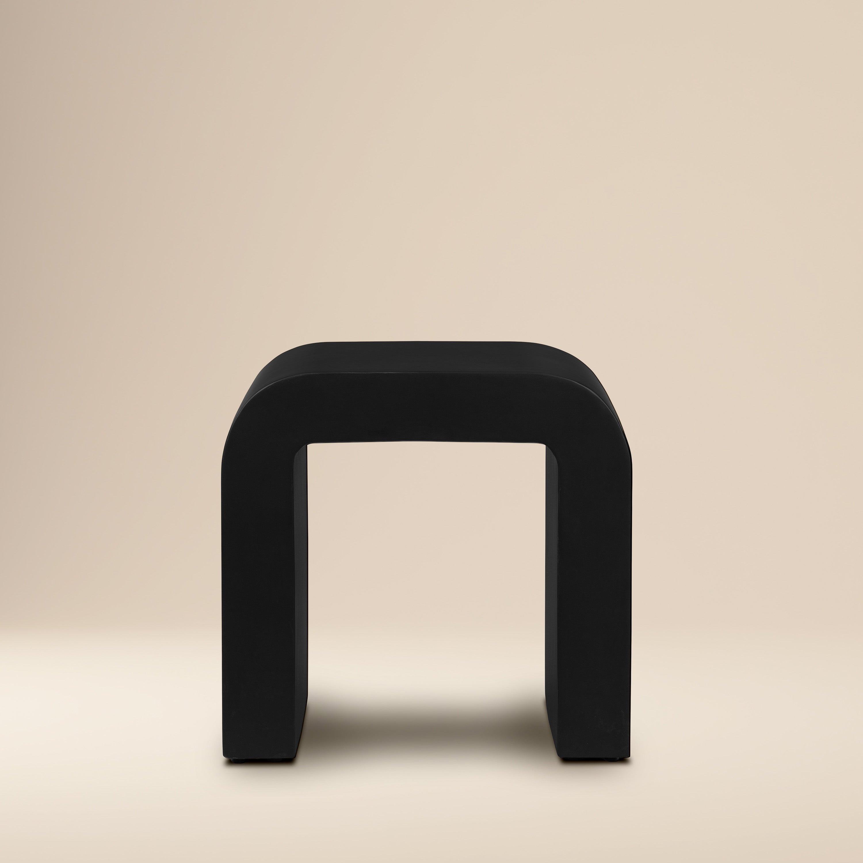 Table d'appoint fer à cheval | Béton noir